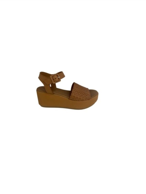 <p>
  Zeppa di 7 cm con fascia motivo intreccio
</p>Inuovo