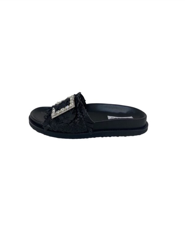 <p>
  Sandalo flat con fascia e fibbia gioiello
</p>Inuovo