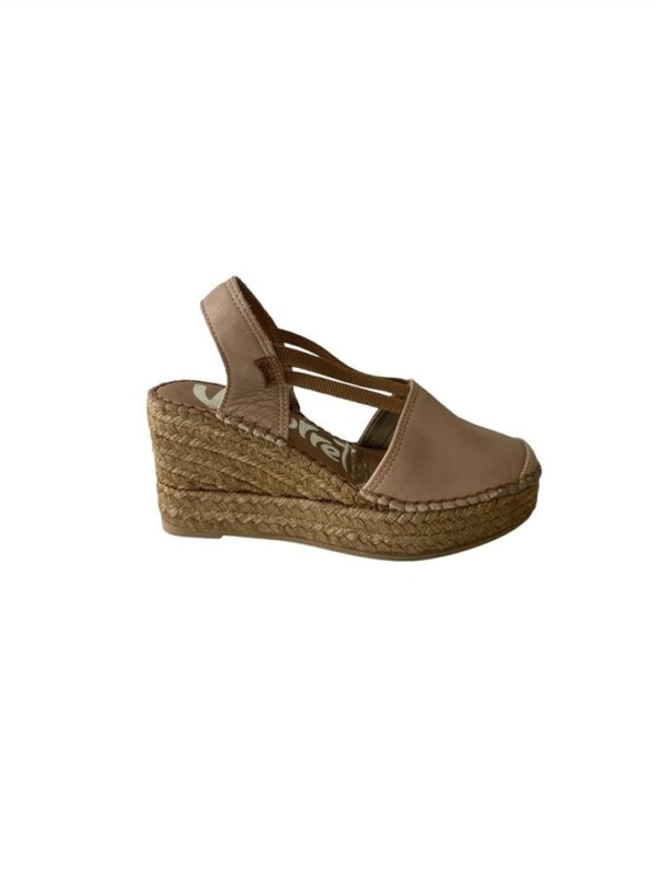 <p>
  Espadrillas in rafia con zeppa
</p>Vidorreta