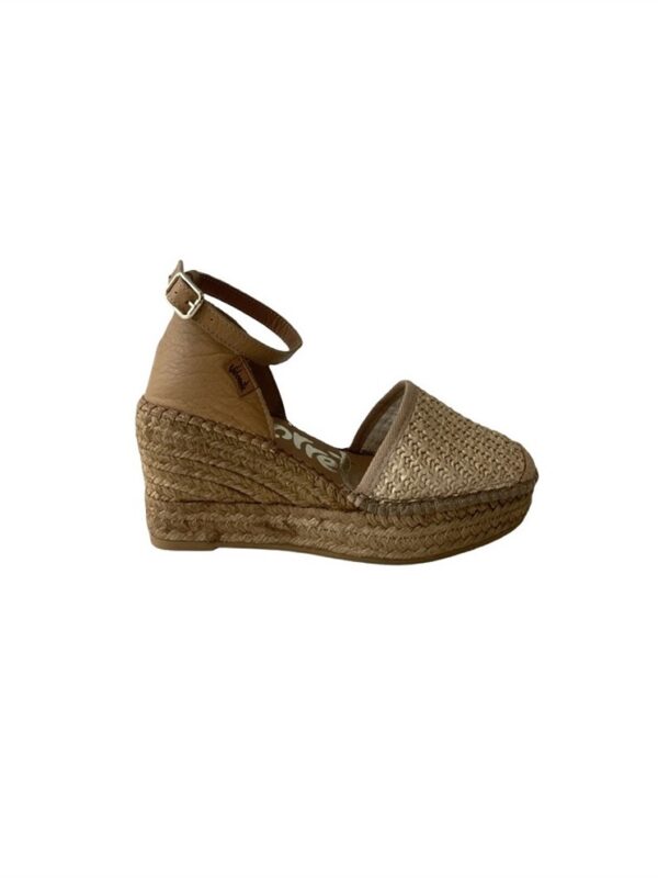 <p>
  Espadrillas in rafia con zeppa, braccialetto e talloniera
</p>Vidorreta