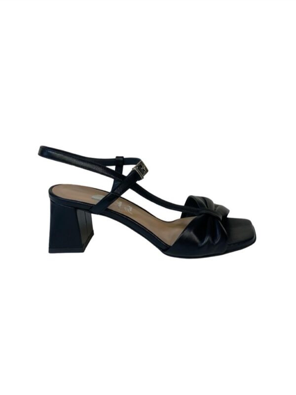<p>
  Sandalo nero con tacco 5 cm e fascia effetto fiocco 
</p>Andrea Pinto