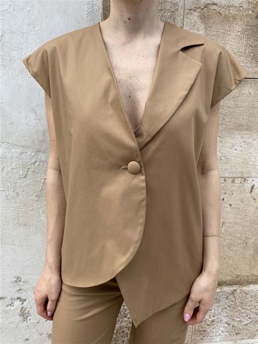 <p>
  Gilet asimmetrico a scatola con revers solo da un lato
</p>Tolérance