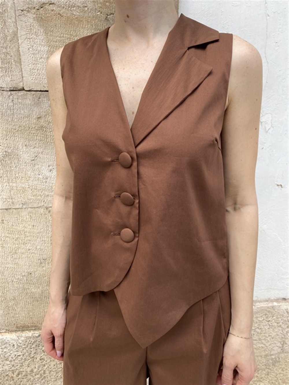 <p>
  Gilet asimmetrico con revers solo da un lato
</p>Tolérance