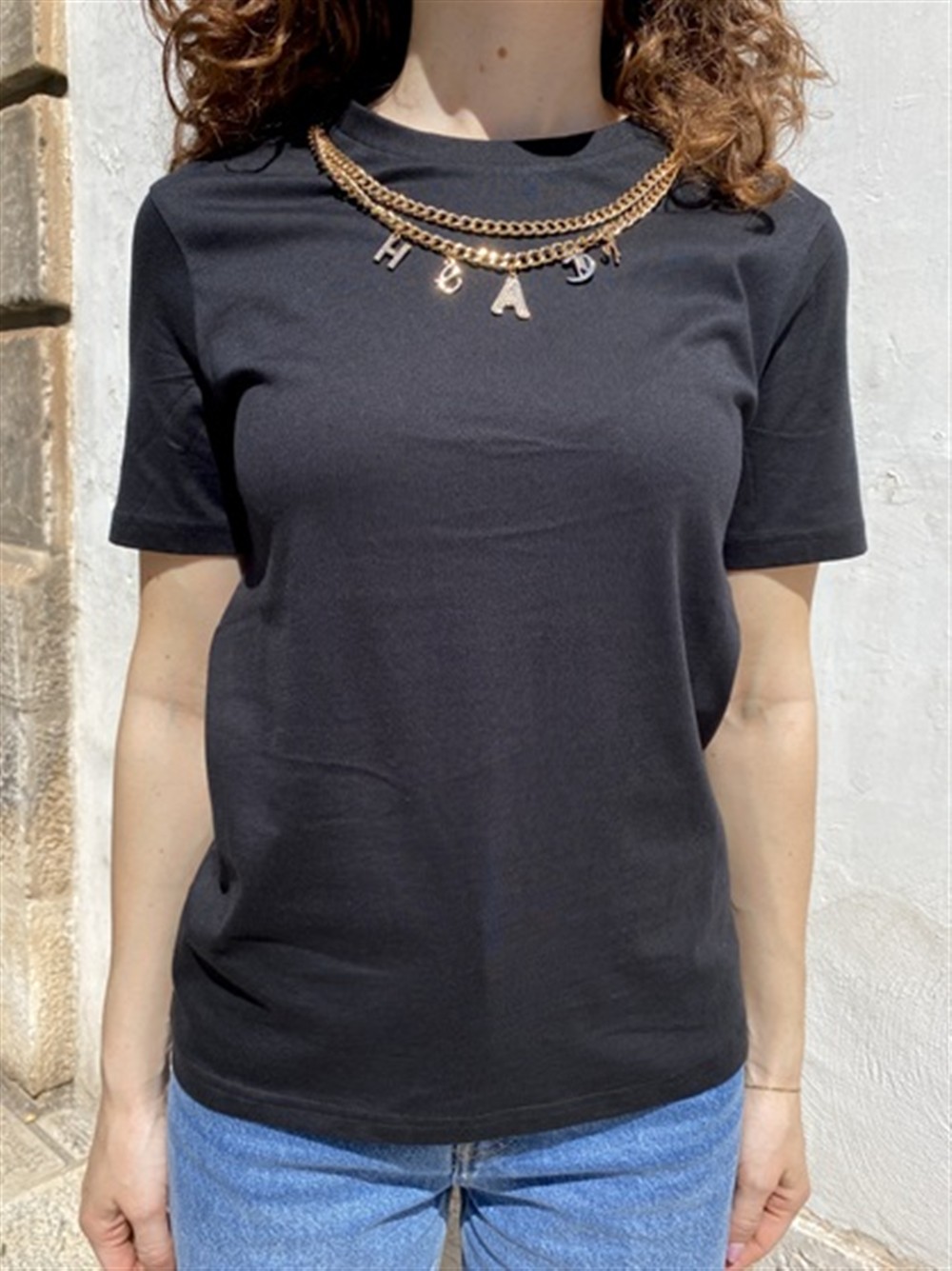 <p>
  T-shirt con collana staccabile nera
</p>Silvian Heach