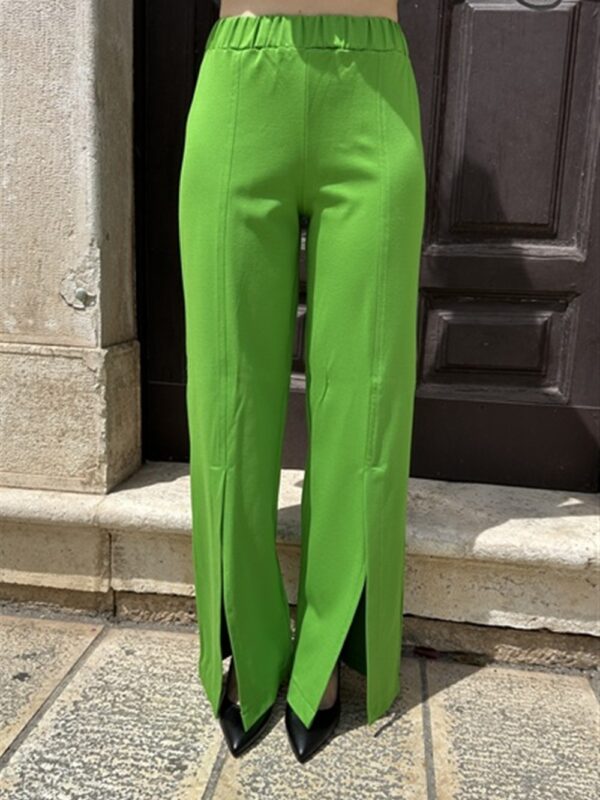 <p>
  Pantalone gamba dritta in punto milano con spacco sul davanti verde
</p>Mariuccia Milano
