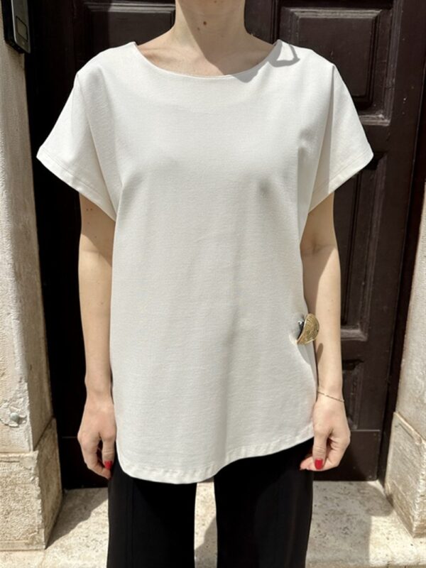 <p>
  T-Shirt in punto milano con spilla panna
</p>Mariuccia Milano