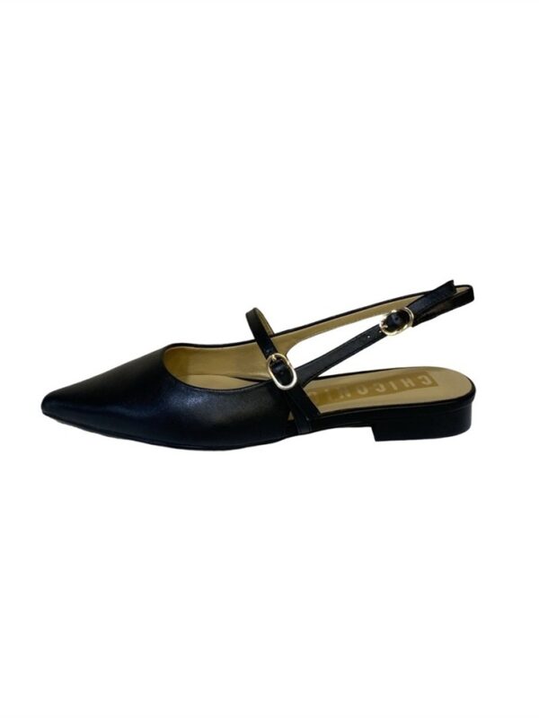 <p>
  Slingback nera con tacco 2 cm e cinturino orizzontale sullo scollo
</p>Chiconic