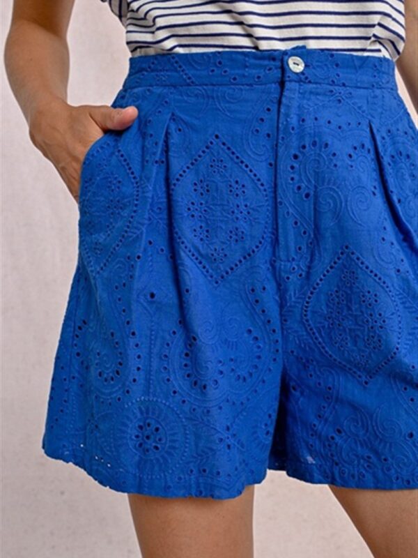 <p>
  Short in pizzo sangallo con elastico sul retro del cinto
</p>Molly Bracken