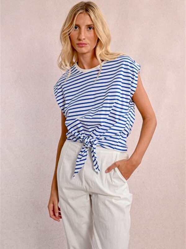 <p>
  T-shirt a righe con nodo
</p>Molly Bracken