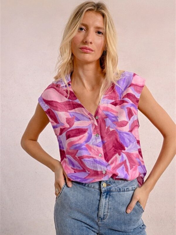 <p>
  Camicia smanicata a fantasia
</p>Molly Bracken