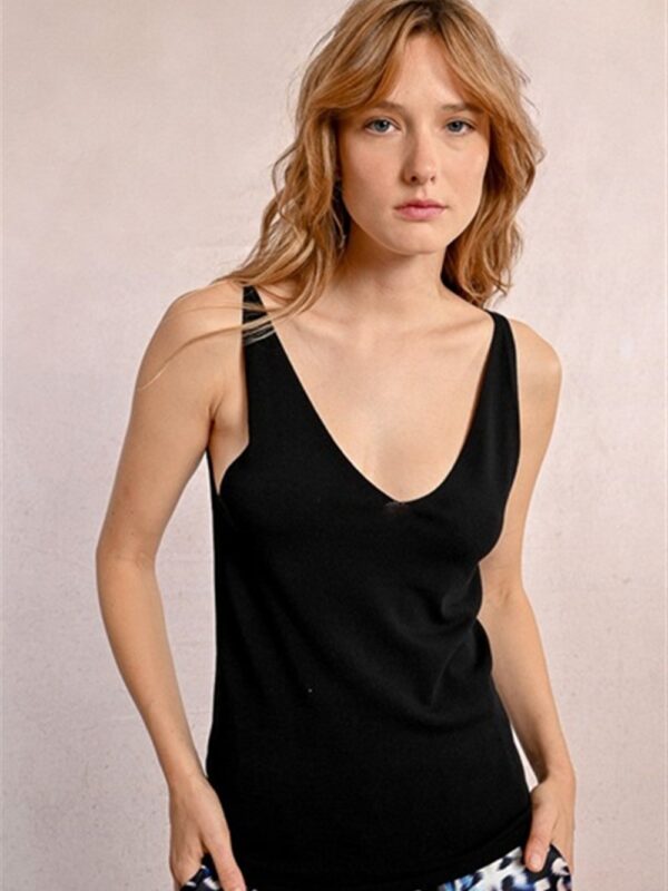 <p>
  Top in maglia sottile con scollo a v sul davanti e sul dietro
</p>Molly Bracken