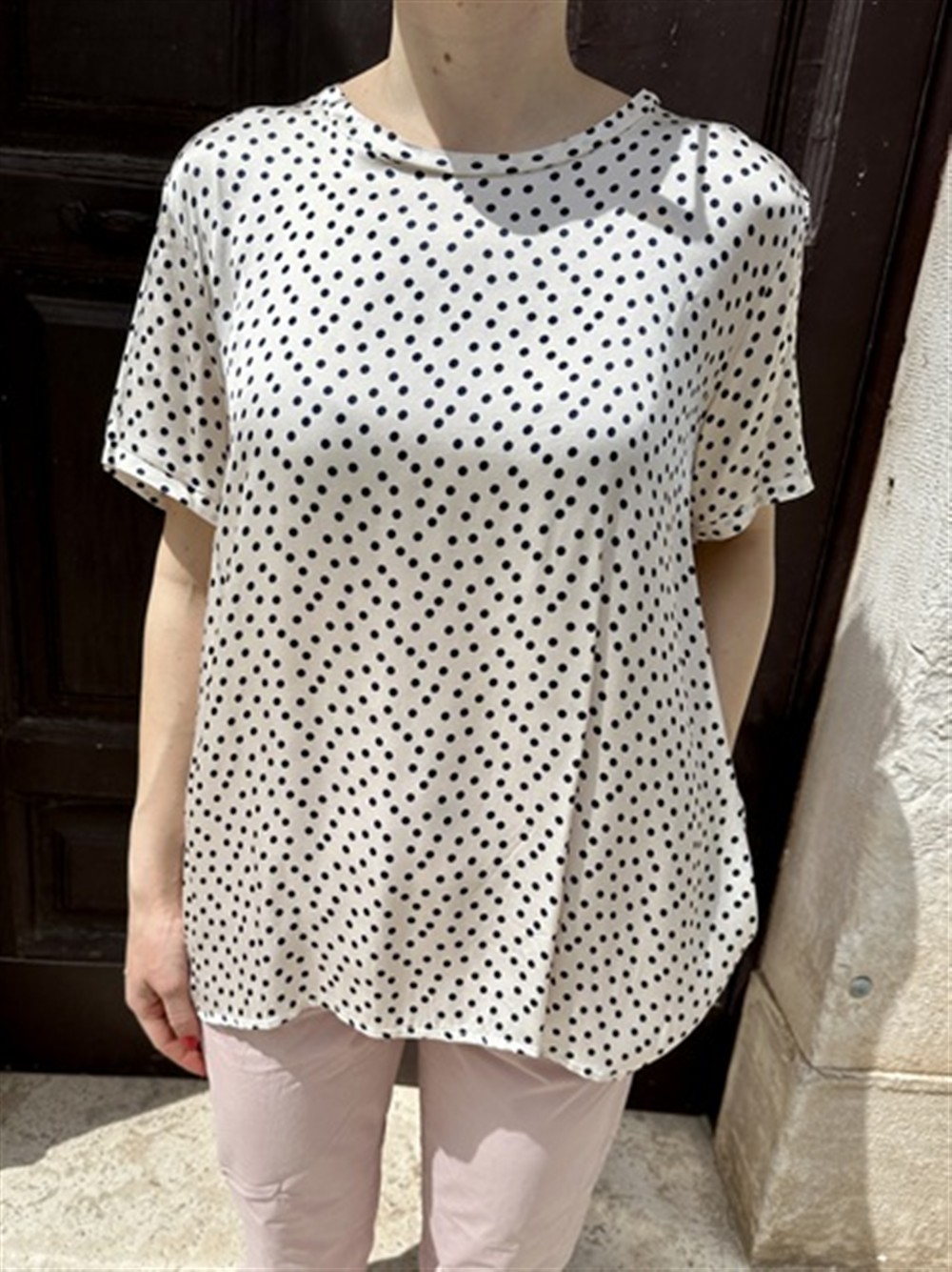 <p>
  T-shirt in viscosa a pois
</p>H2o