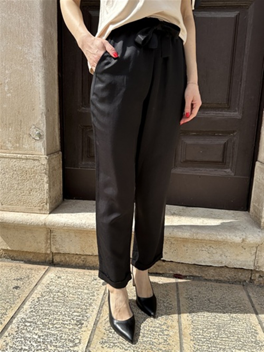 <p>
  Pantalone in misto lino con elastico in vita nero
</p>H2o
