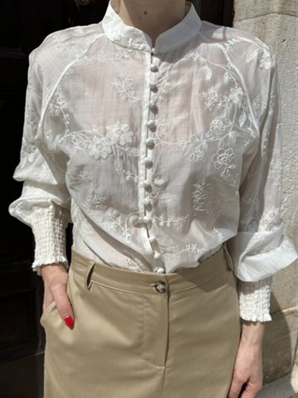 <p>
  Camicia coreana semitrasparente con fantasia ricamata
</p>H2o