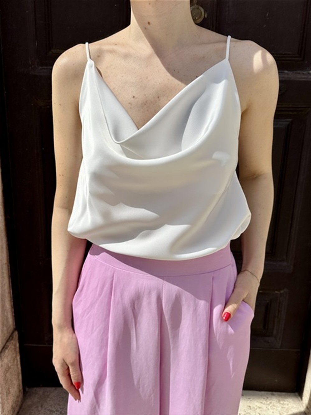 <p>
  Top in satin con scollo morbido bianco
</p>H2o