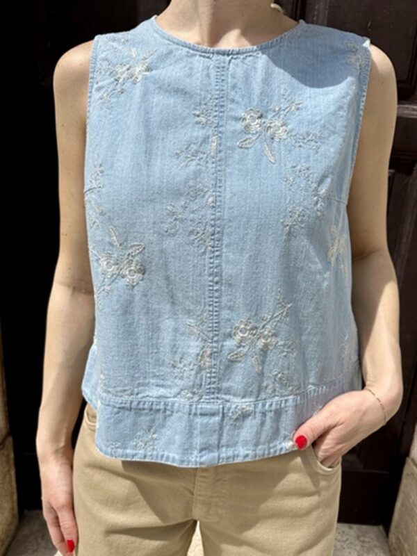 <p>
  Top in denim ricamato
</p>H2o