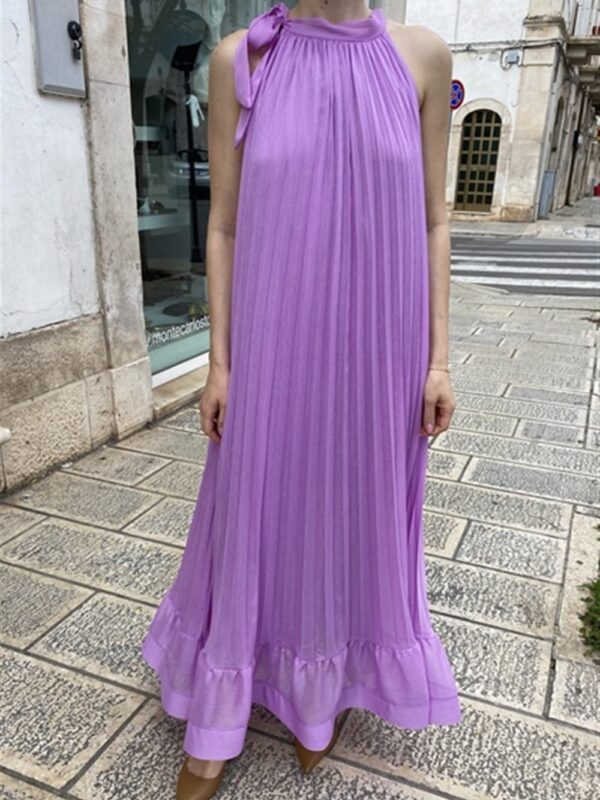 <p>
  Abito lungo plissé con scollo all'americana in tessuto glitterato lilla
</p>Dixie