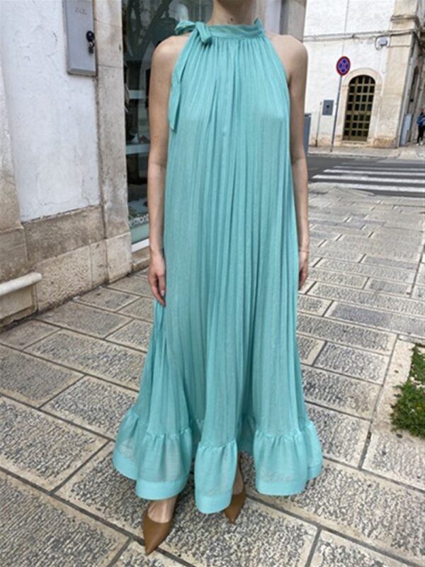 <p>
  Abito lungo plissé con scollo all'americana in tessuto glitterato acqua
</p>Dixie