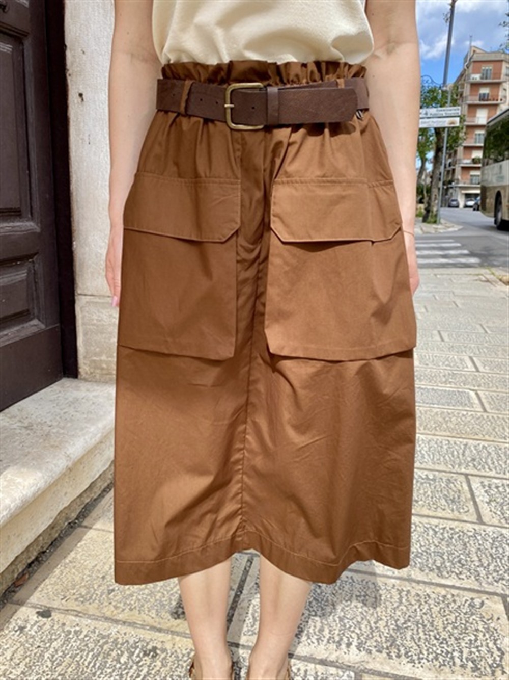 <p>
  Gonna midi con tasconi frontali e cintura tabacco
</p>Dixie