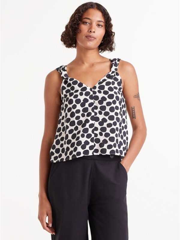 <p>
  Top scampanato a pois con spalline a forma di fiocco
</p>Compania Fantastica