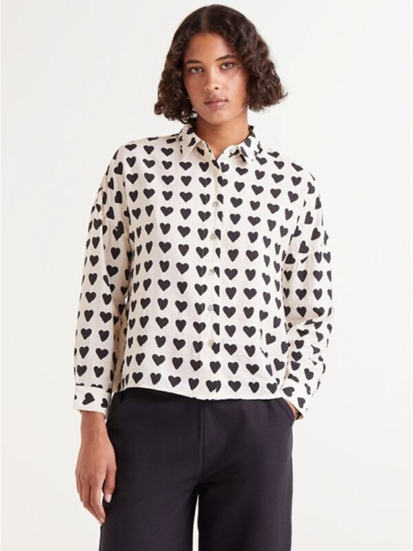 <p>
  Camicia manica lunga stampa cuori
</p>Compania Fantastica