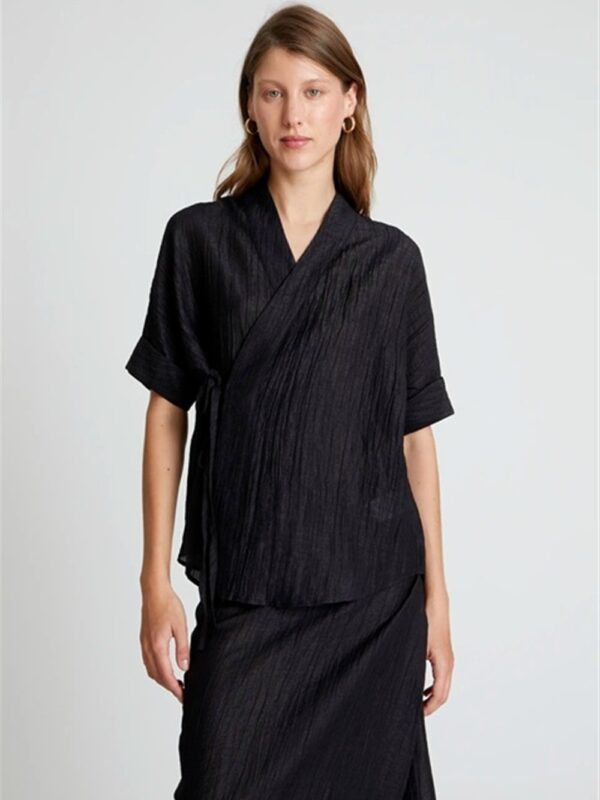 <p>
  Camicia modello kimono nero
</p>Compania Fantastica