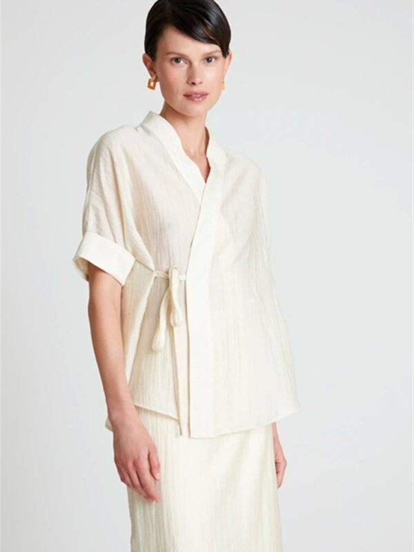 <p>
  Camicia modello kimono ecrù
</p>Compania Fantastica