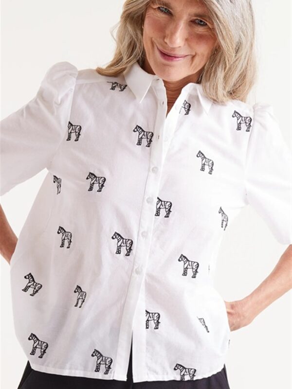 <p>
  Camicia a mezza manica con stampa zebre
</p>Compania Fantastica