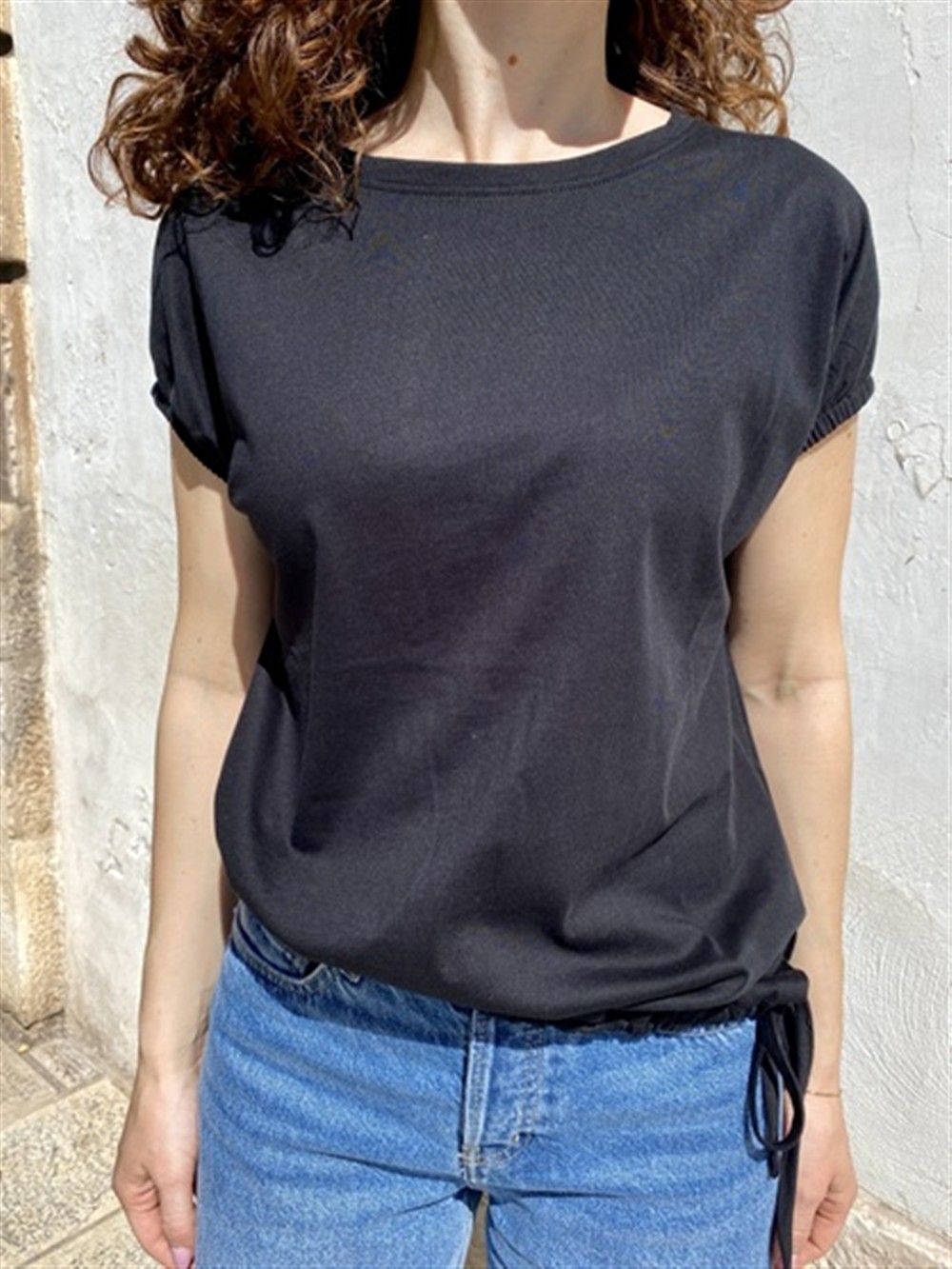 <p>
  T-shirt ampia ed asimmetrica con coulisse al fondo nera
</p>Silvian Heach