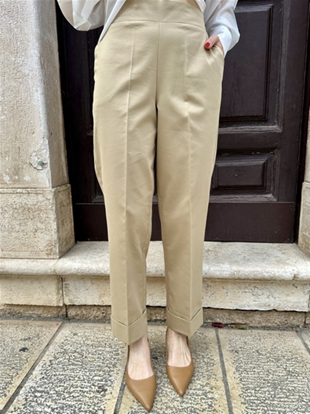 <p>
  Pantalone gamba dritta con piegone sul fondo ed elastico sul retro della vita zenzero
</p>H2o