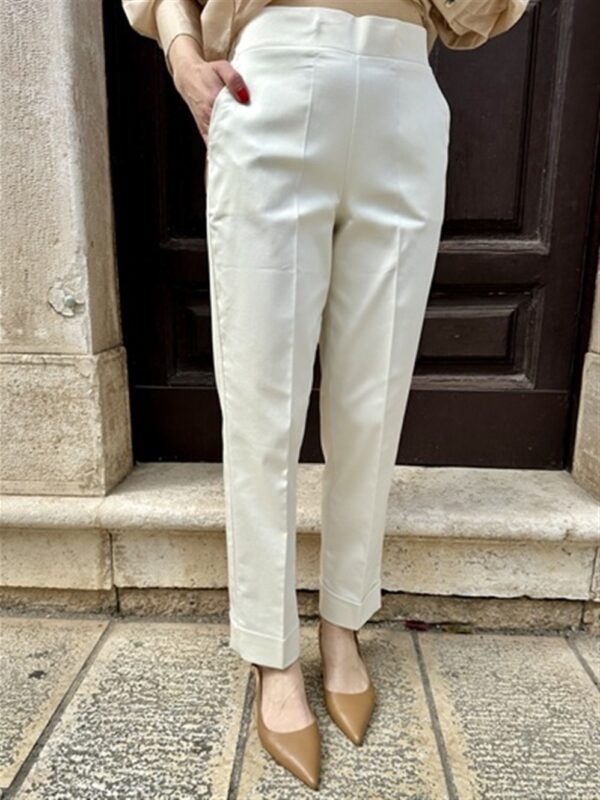 <p>
  Pantalone gamba dritta con piegone sul fondo ed elastico sul retro della vita panna
</p>H2o