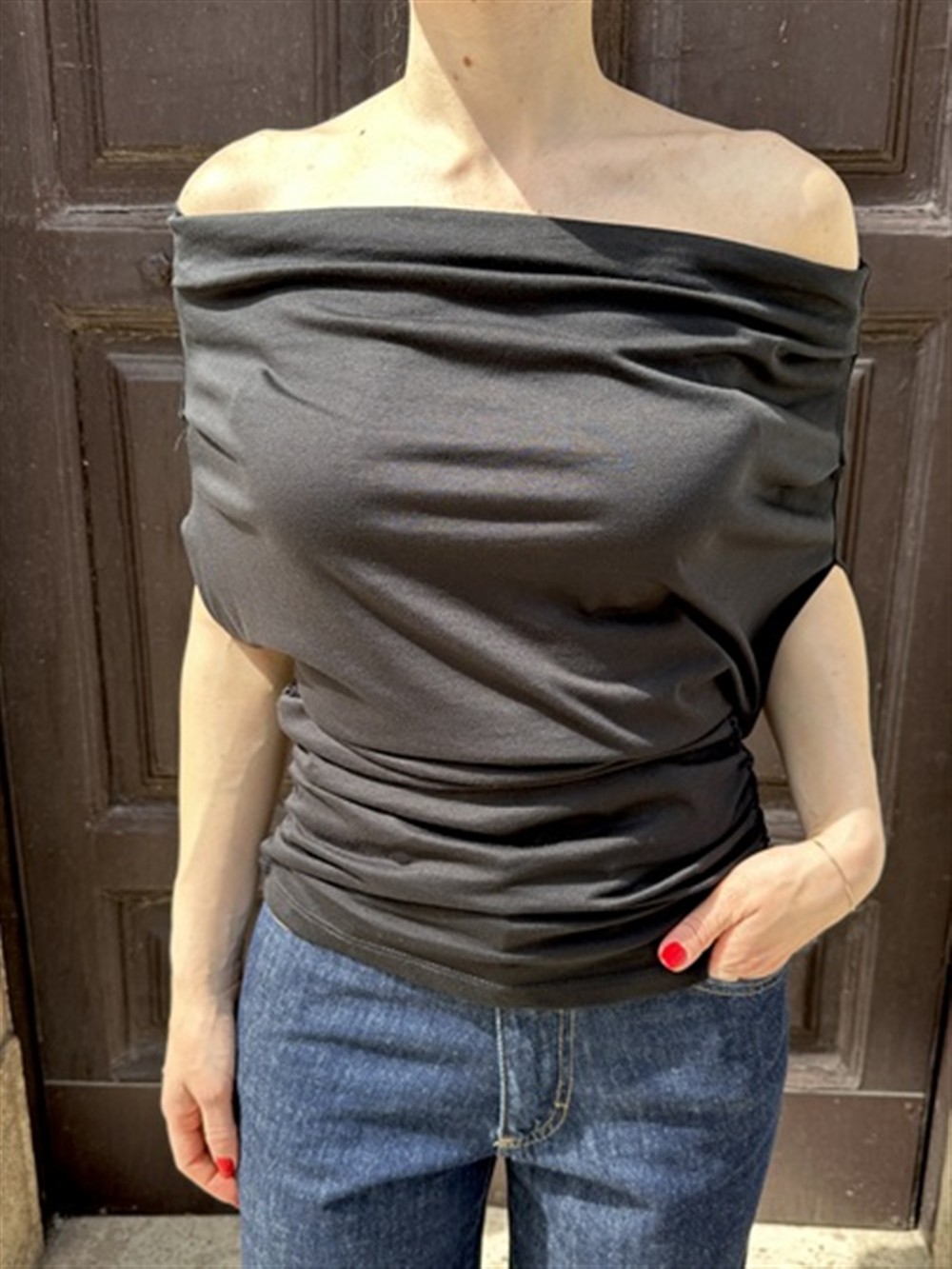 <p>
  Top aderente omerale nero
</p>H2o