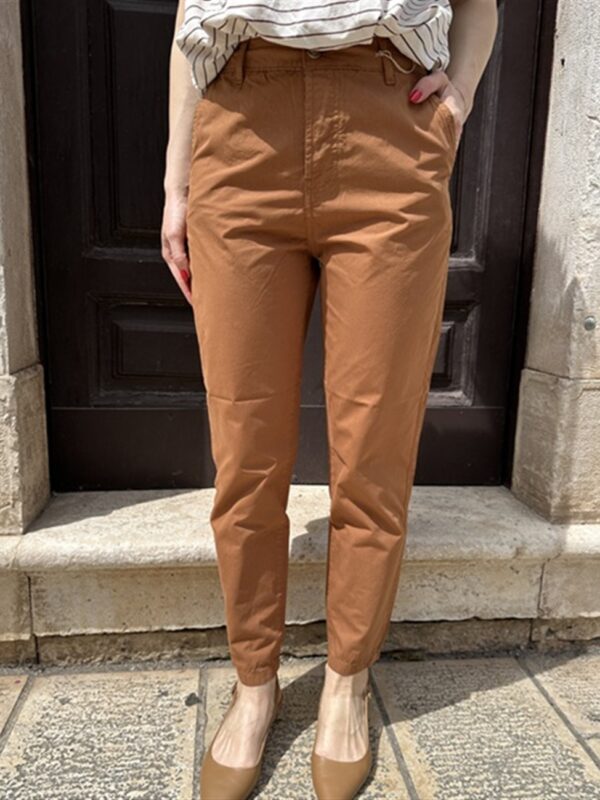 <p>
  Pantalone modello sigaretta in popeline cognac
</p>H2o