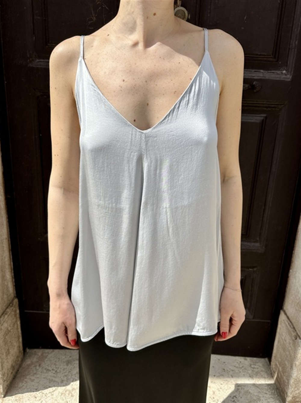 <p>
  Top in satin con scollo a v e spalline regolabili perla
</p>H2o