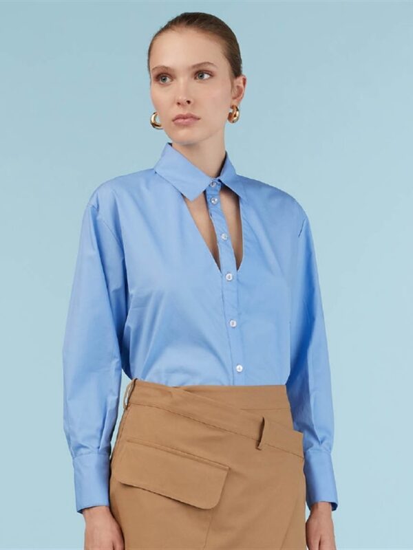 <p>
  Camicia in popeline con apertura sul davanti cielo
</p>Mariuccia Milano