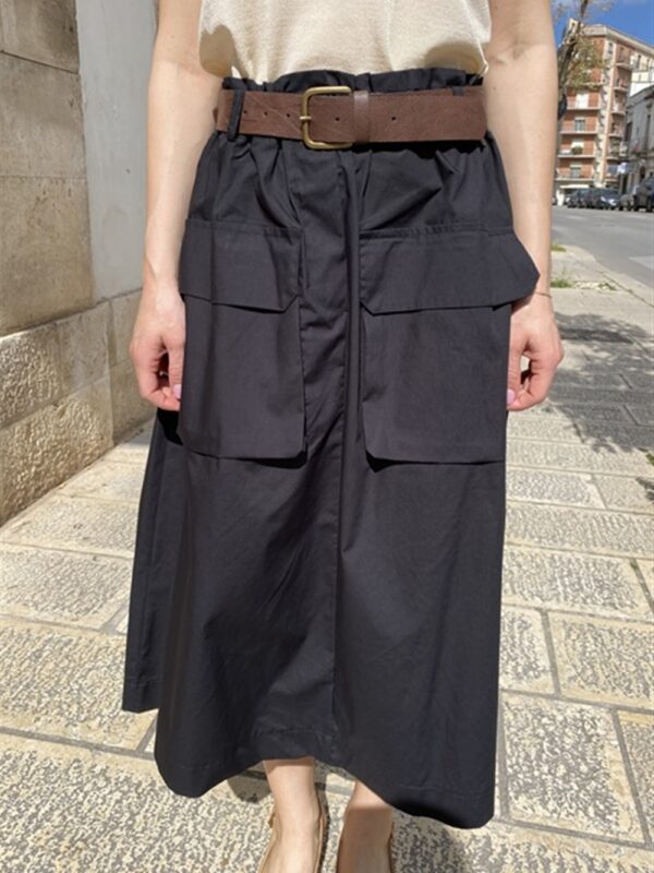 <p>
  Gonna midi con tasconi frontali e cintura nera
</p>Dixie