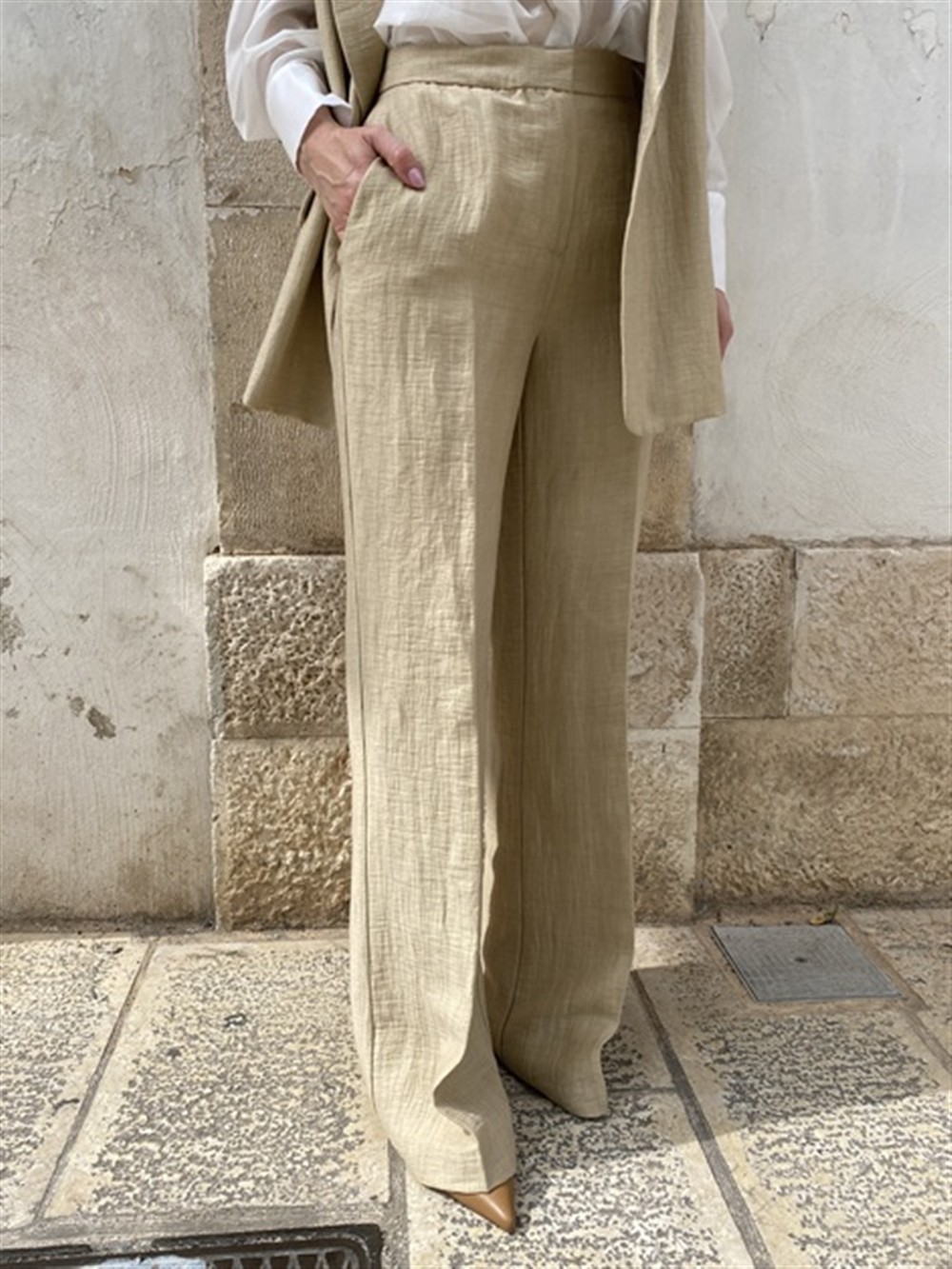 <p>
  Pantalone a palazzo in misto lino beige
</p>Dixie