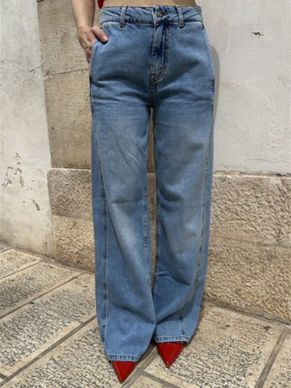 <p>
  Jeans gamba dritta con tasche a filo
</p>Dixie
