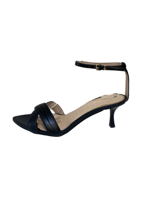 <p>
  Sandalo a punta con fascia incrociata plissé, braccialetto e tacco di 6 cm nero
</p>Albano