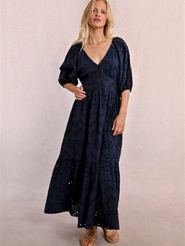 <p>
  Abito lungo in pizzo sangallo con manica 3/4
</p>Molly Bracken