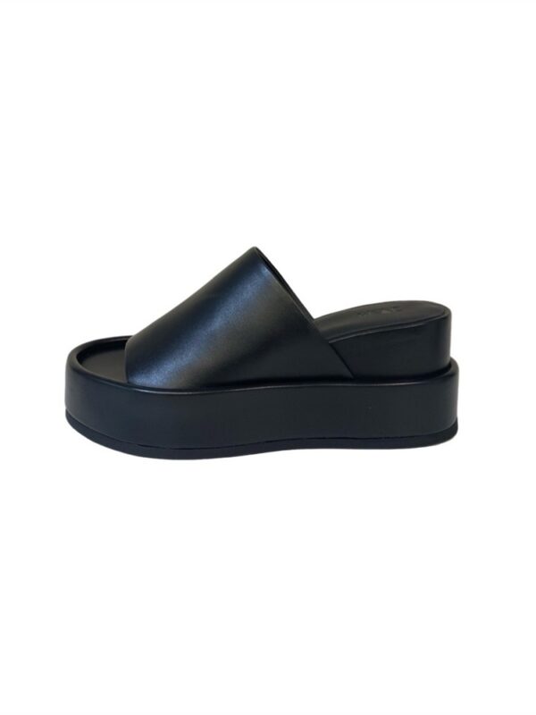 <p>
  Zeppa di 7 cm con tomaia a fascia 
</p>Jvam