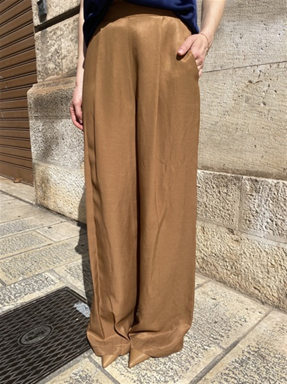 <p>
  Pantalone ampio con pences ed elastico sul retro del cinto cioccolato
</p>H2o