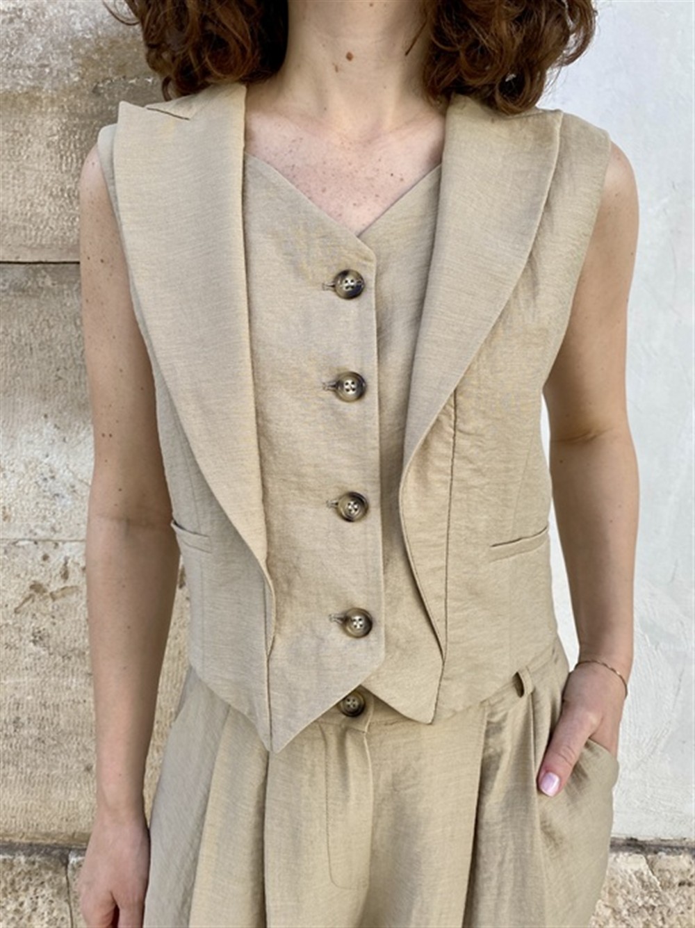 <p>
  Top/Gilet a 4 bottoni beige
</p>Dixie
