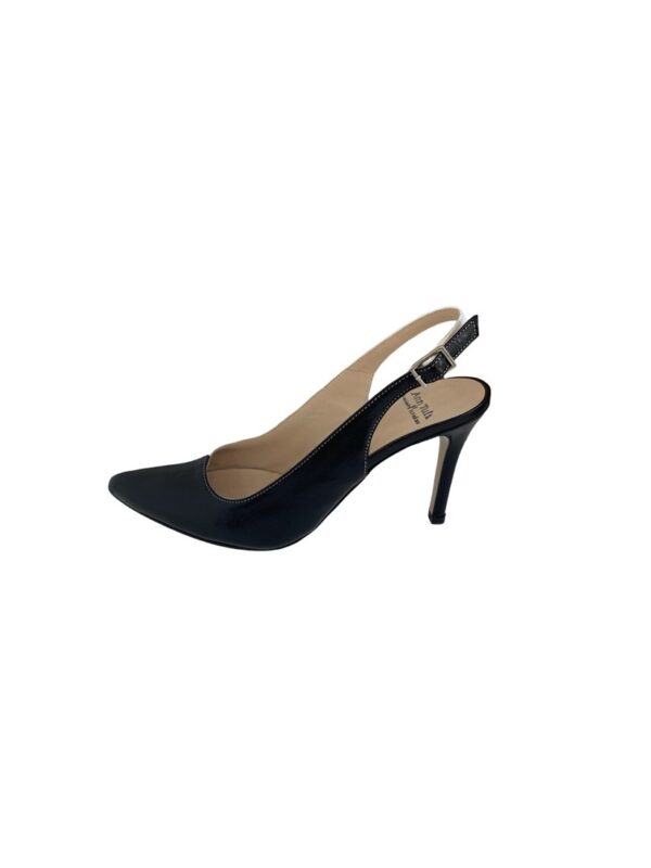 <p>
  Chanel in pelle bicolore con tacco di 9 cm
</p>Anne Tuil