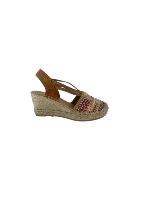 <p>
  Espadrillas in rafia con zeppa di 7 cm
</p>Vidorreta