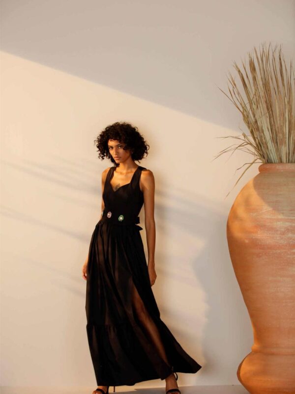 <p>
  Abito lungo con spacco e cintura con pietre
</p>Mariuccia Milano