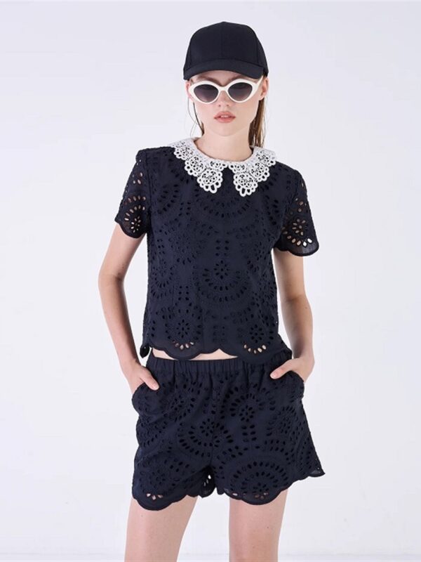 <p>
  Maglia in pizzo sangallo con colletto removibile
</p>Silvian Heach