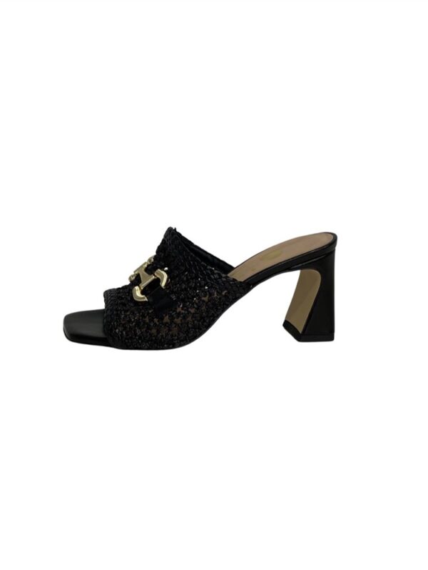 <p>
  Sandalo a rete intrecciata con accessorio e tacco 7 cm 
</p>Andrea Pinto