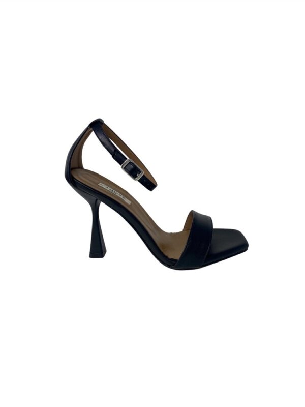 <p>
  Sandalo punta quadra con tacco a rocchetto
</p>L'amour
