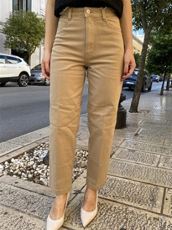 <p>
  Pantalone in bull denim modello MOM FIT
</p>Silvian Heach